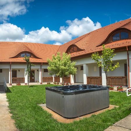 Szabolcs Vezer Panzio Bed & Breakfast Exterior foto