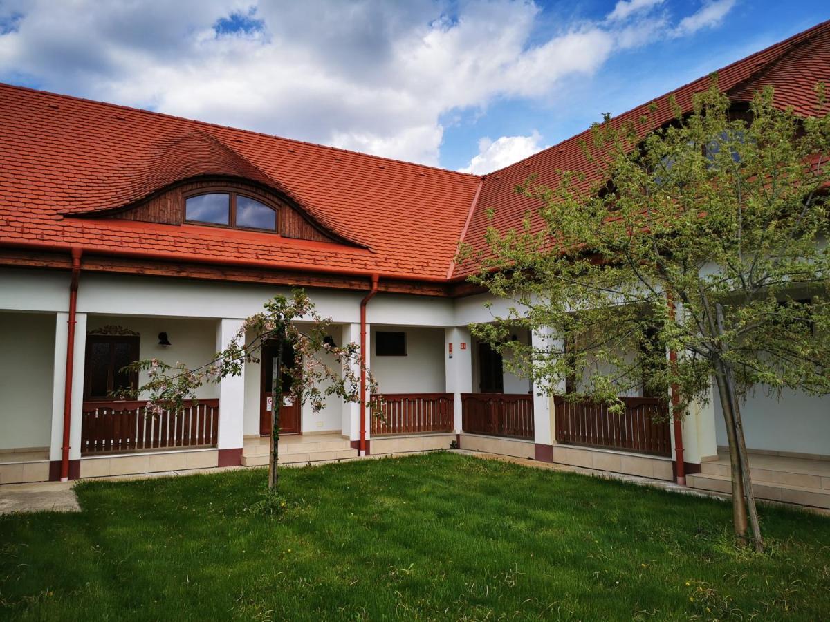 Szabolcs Vezer Panzio Bed & Breakfast Exterior foto