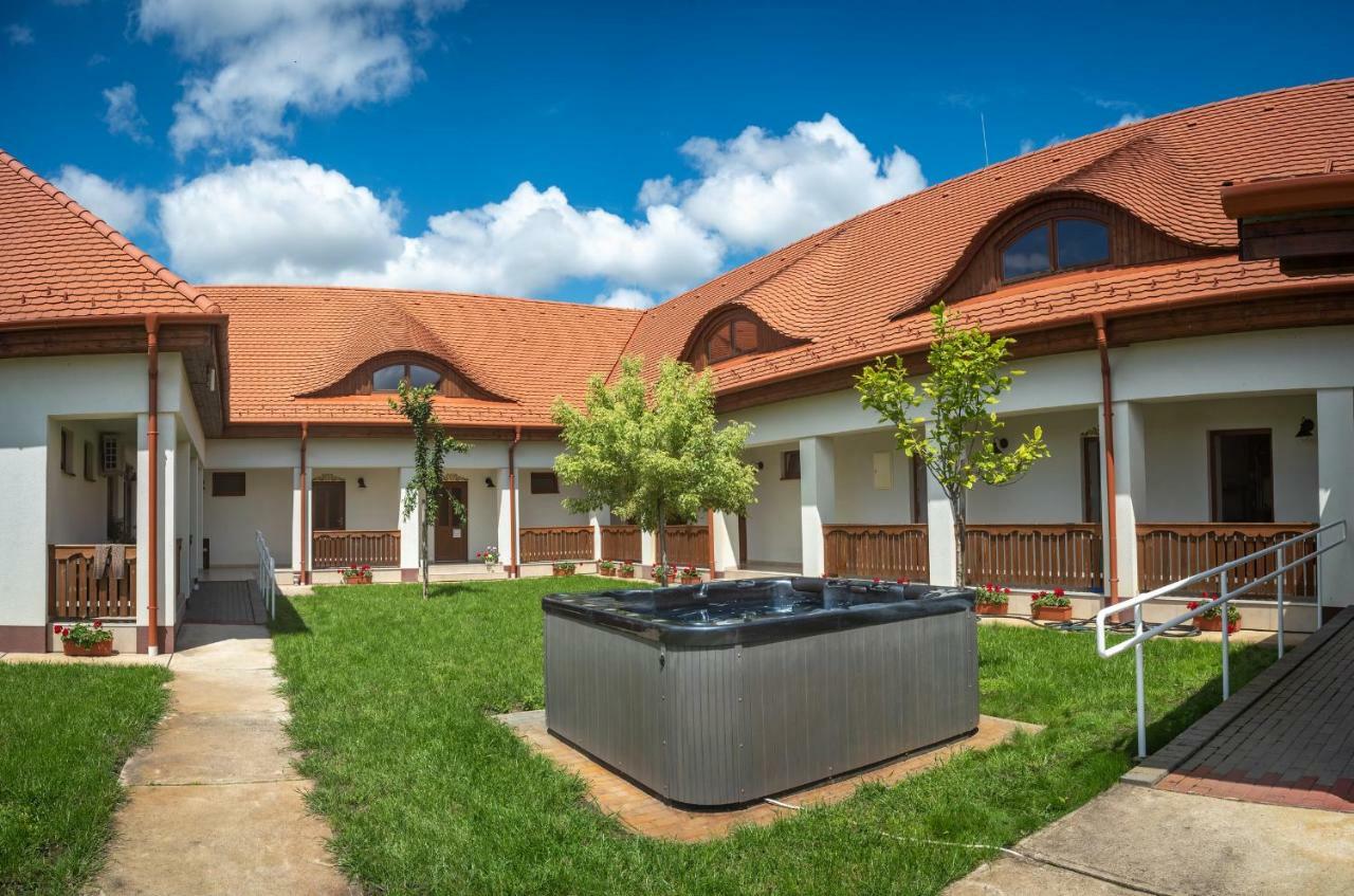 Szabolcs Vezer Panzio Bed & Breakfast Exterior foto